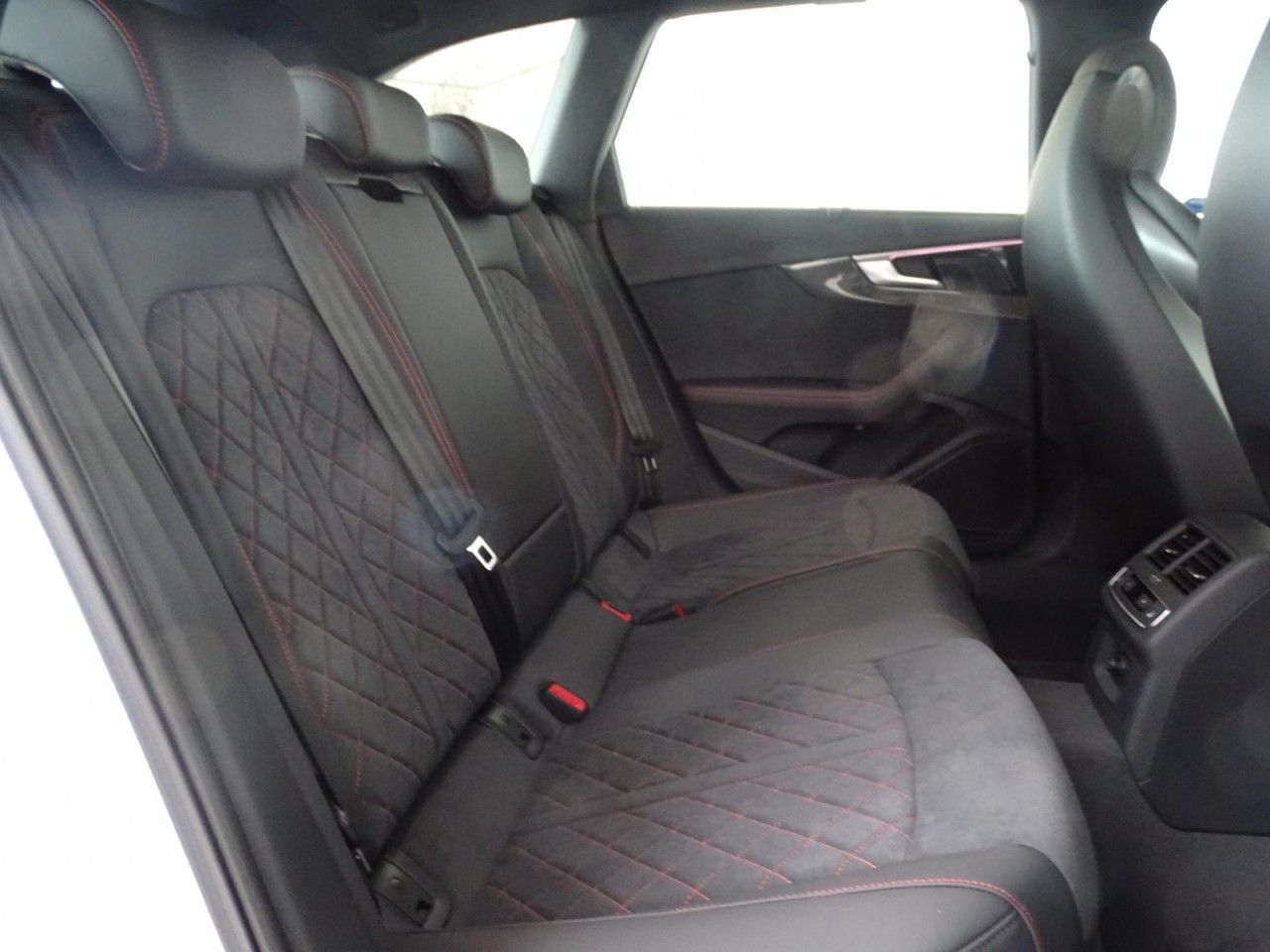 Audi A4 Avant 2.0 TDI advanced Aut. - Samsaru's Car Outlet