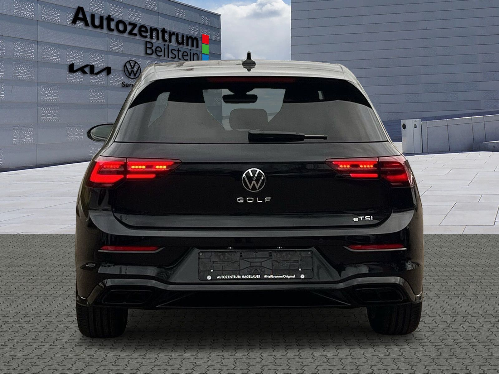 Volkswagen Golf VIII 1.5 eTSI DSG R-Line - Samsaru's Car Outlet