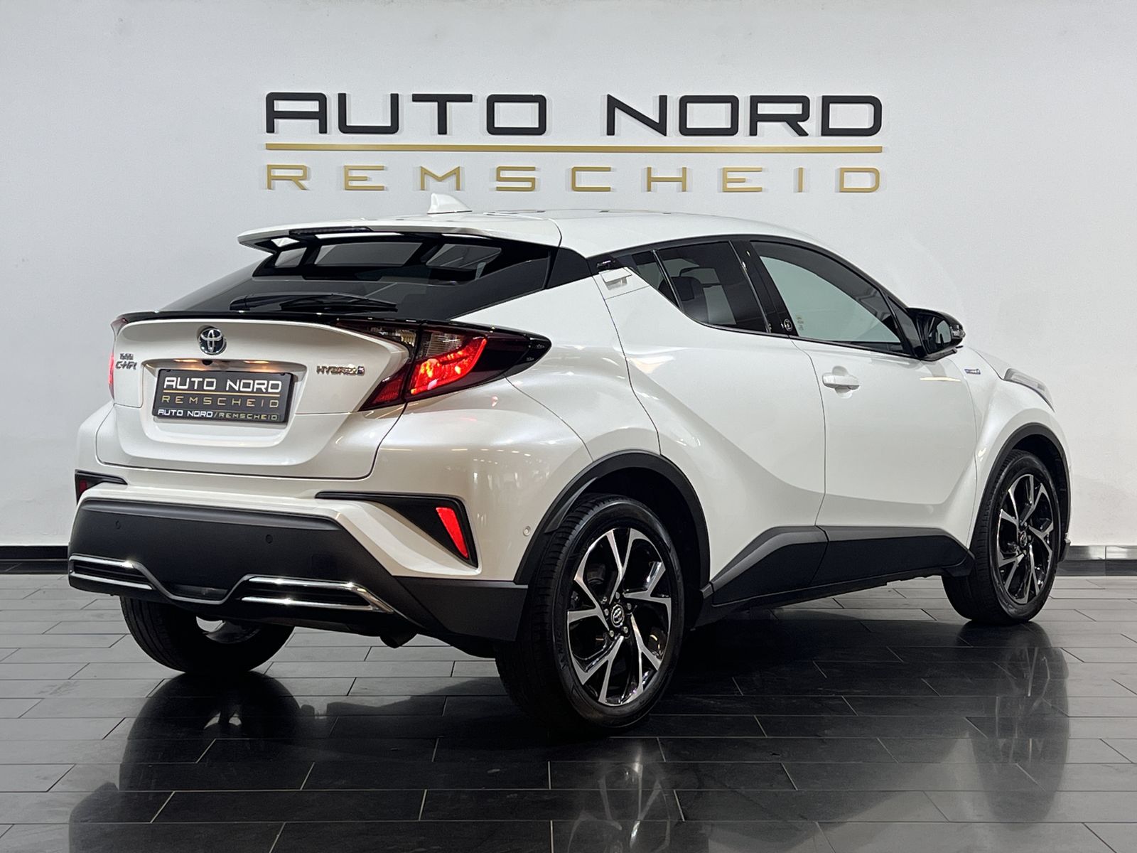 Toyota C-HR 2.0 Hybrid Team - Samsaru's Car Outlet