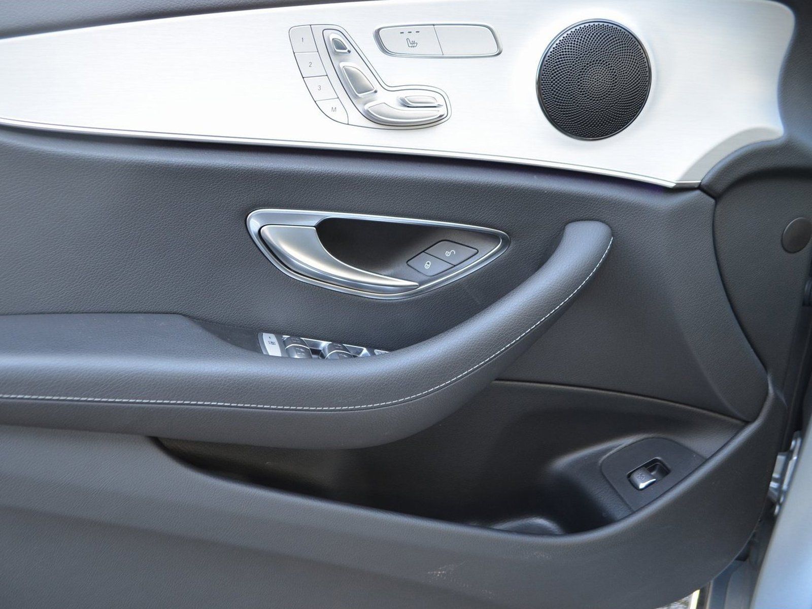 Mercedes-Benz E 300 de Exclusive 4M - Samsaru's Car Outlet