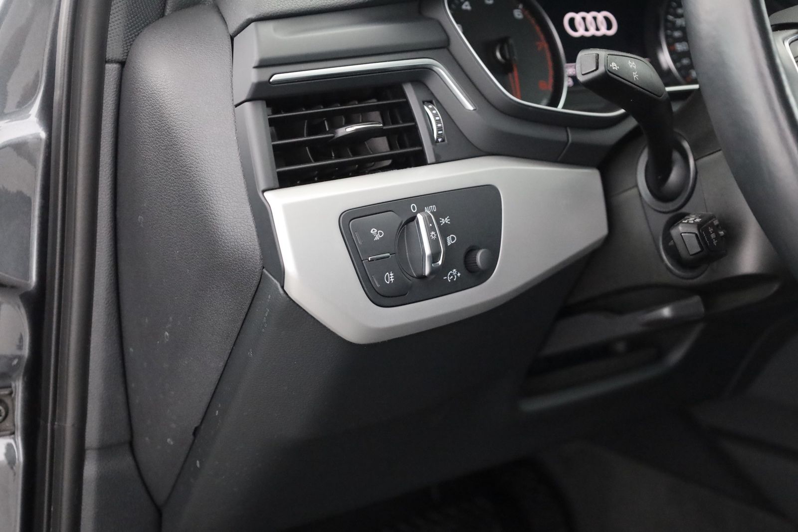 Audi A4 Avant 35 TFSI S-Line - Samsaru's Car Outlet