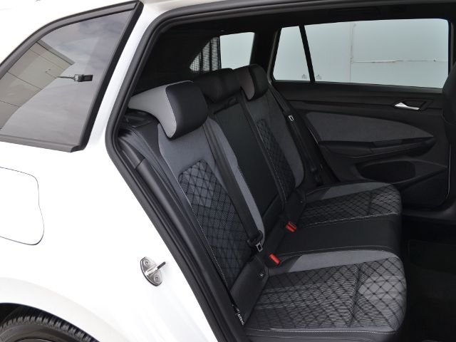 Volkswagen Golf VIII Variant 2.0 TSI DSG R-Line Black - Samsaru's Car Outlet