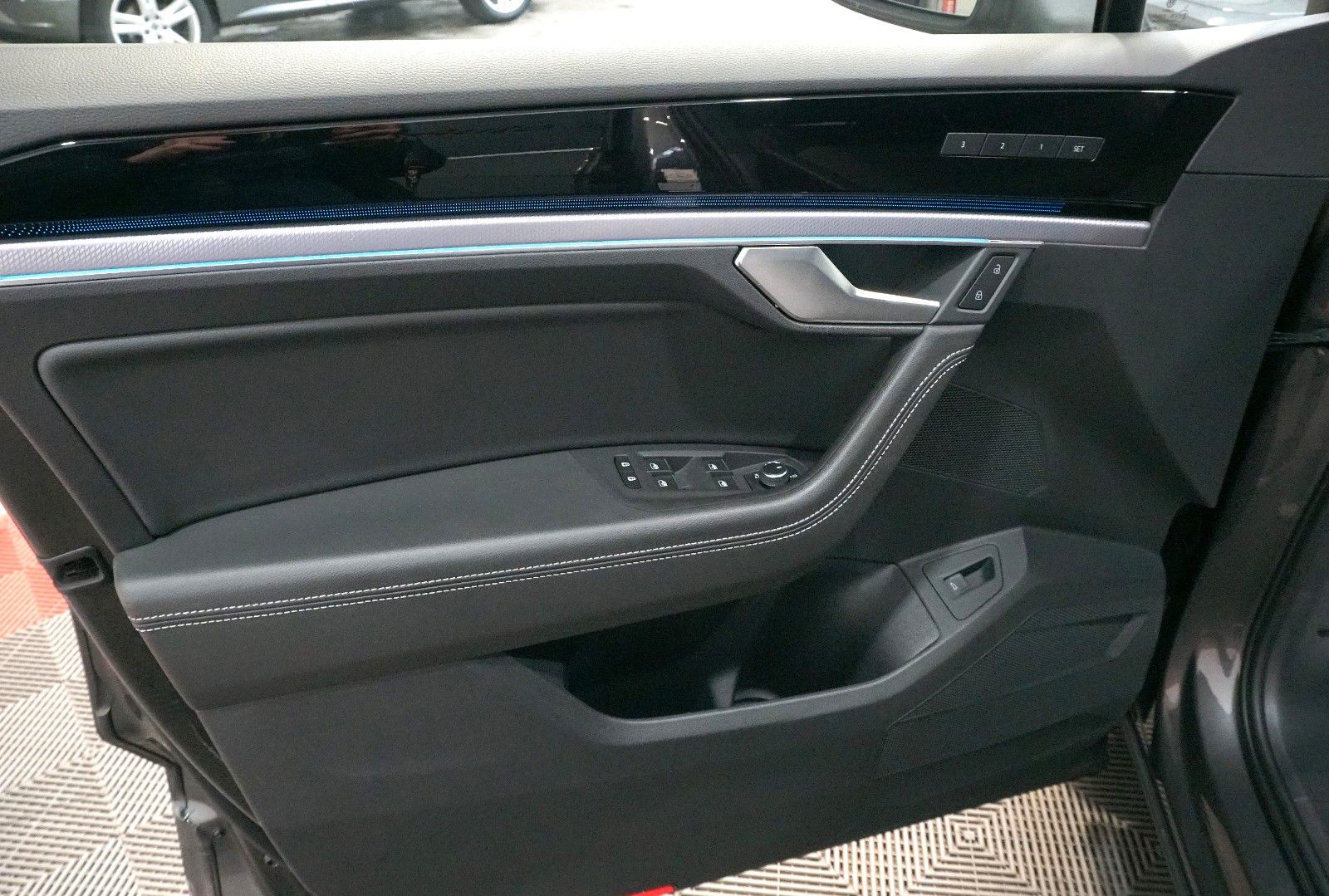 Volkswagen Touareg 3.0 TSI R-Line 4Motion - Samsaru's Car Outlet