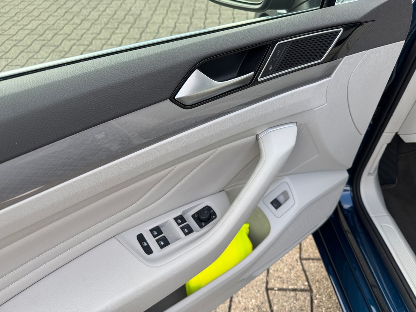 Volkswagen Passat 2.0 TDI DSG Business - Samsaru's Car Outlet
