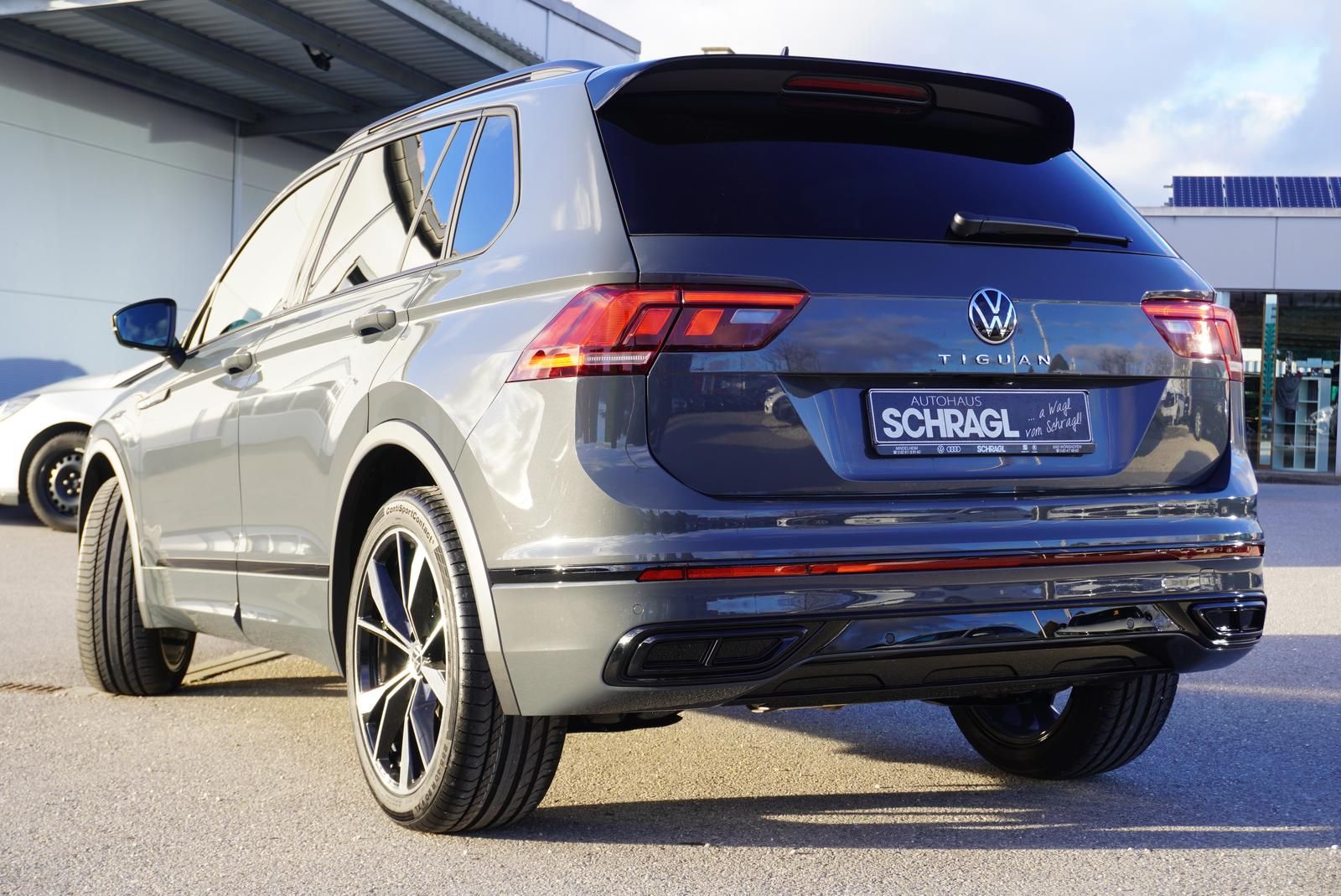 Volkswagen Tiguan 1.5 TSI DSG R-LINE - Samsaru's Car Outlet