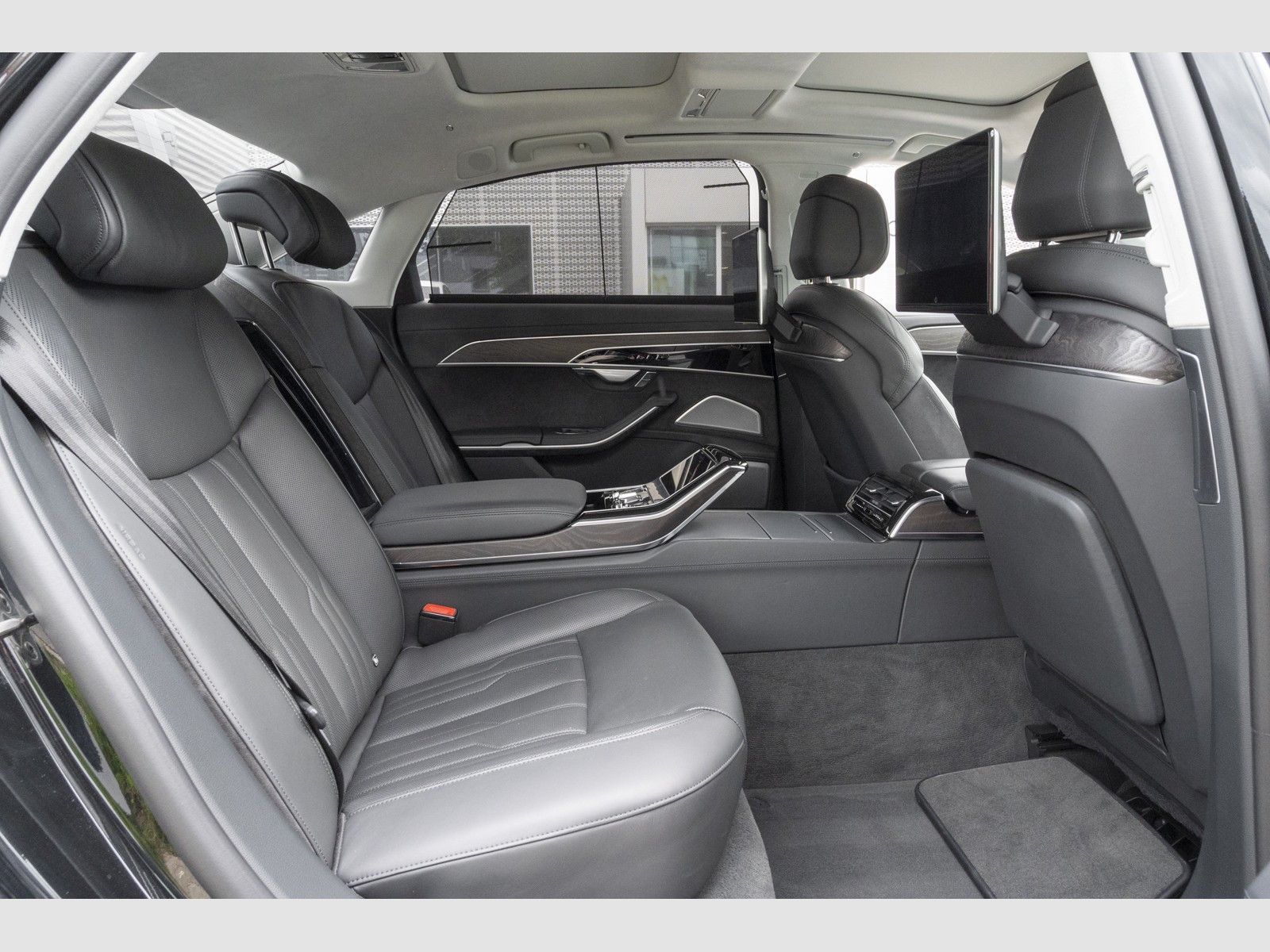 Audi A8 L 60TFSI Advanced - Samsaru's Car Outlet