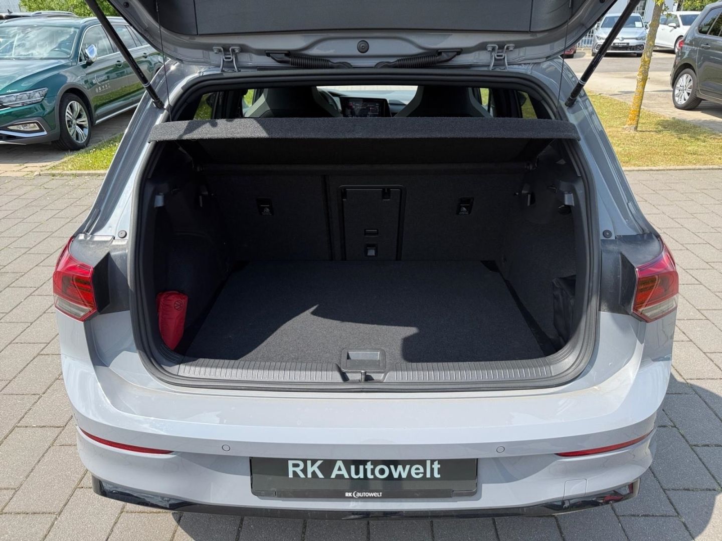 Volkswagen Golf 8 VIII R-Line 1.5 eTSI - Samsaru's Car Outlet