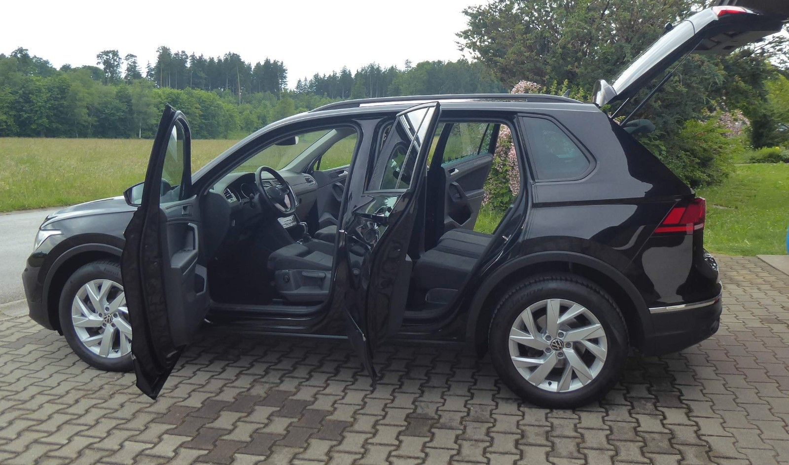 Volkswagen Tiguan Life 4Motion 2.0 TDI - Samsaru's Car Outlet