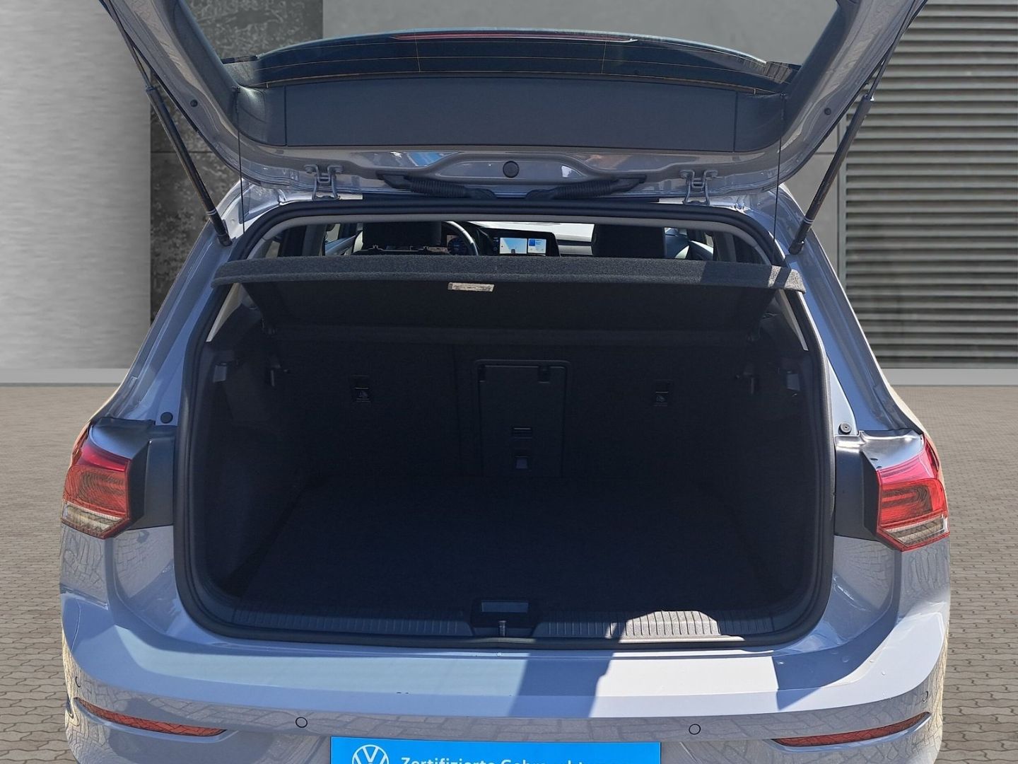 Volkswagen Golf VIII 1.5 TSI Life - Samsaru's Car Outlet