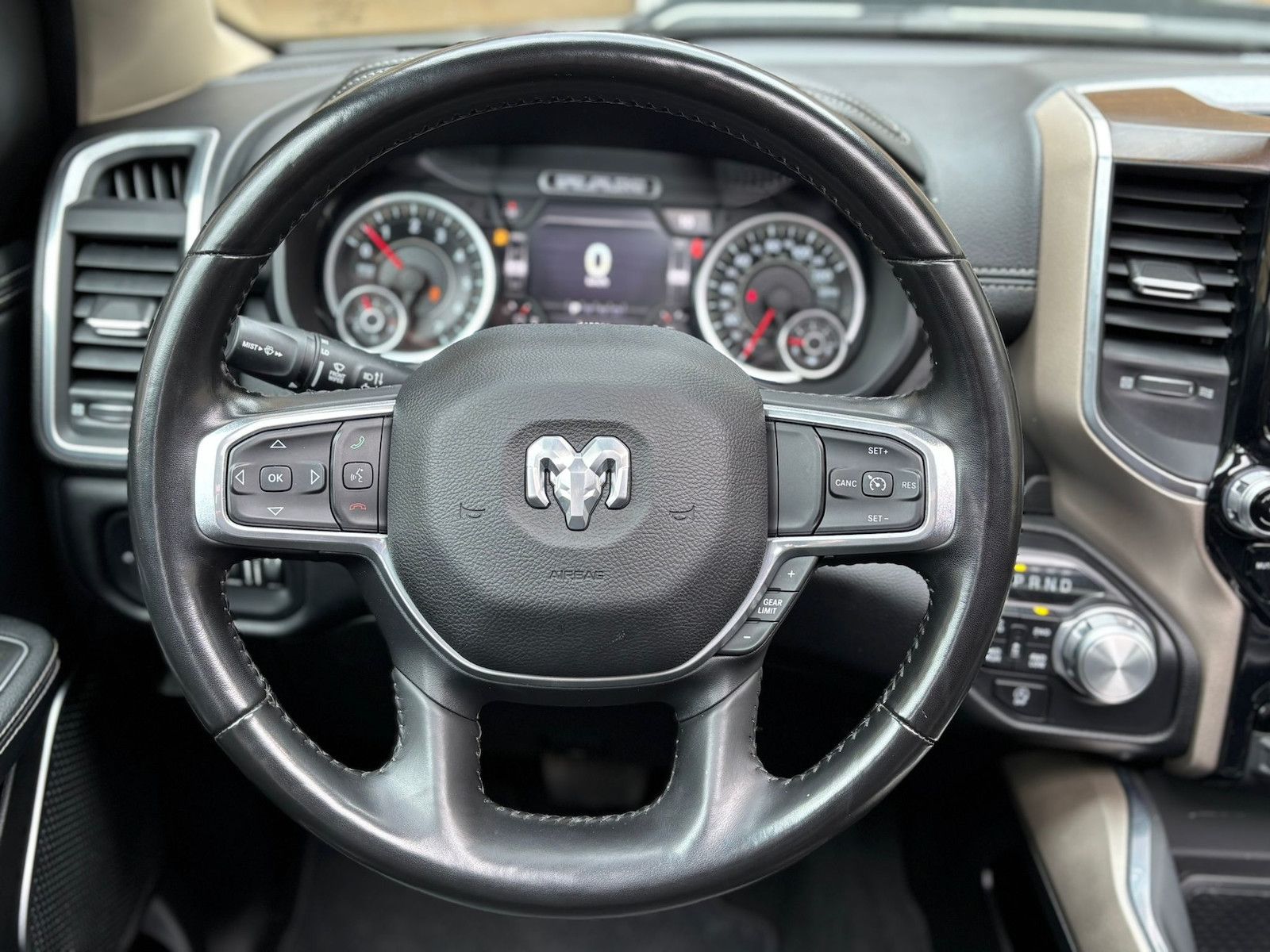 Dodge RAM 1500 Laramie 5,7L 4x4 AHK LPG12´´ Navi Bügel