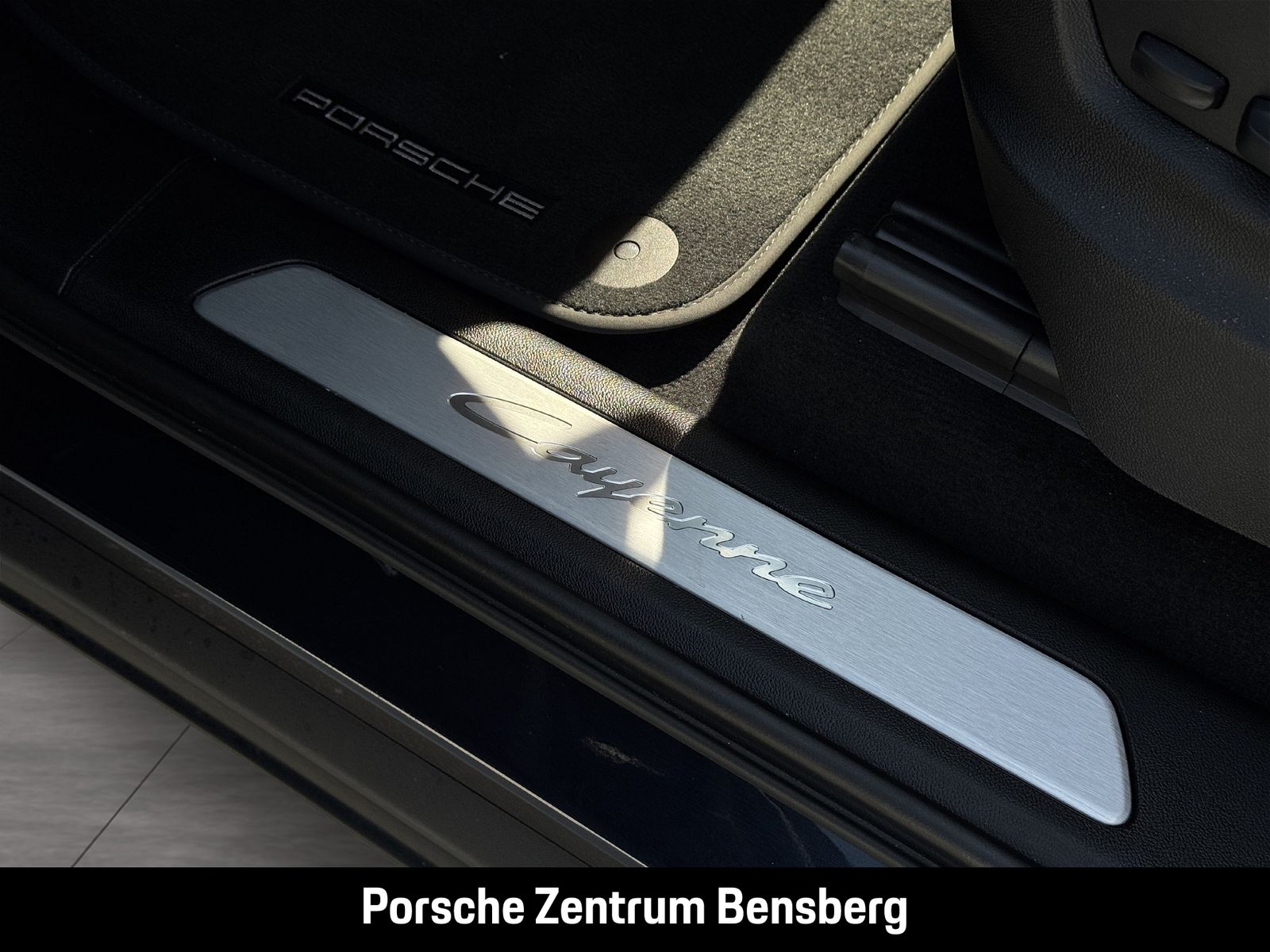 Porsche Cayenne E-Hybrid AHK Pano HUD Matrix SurroundVie