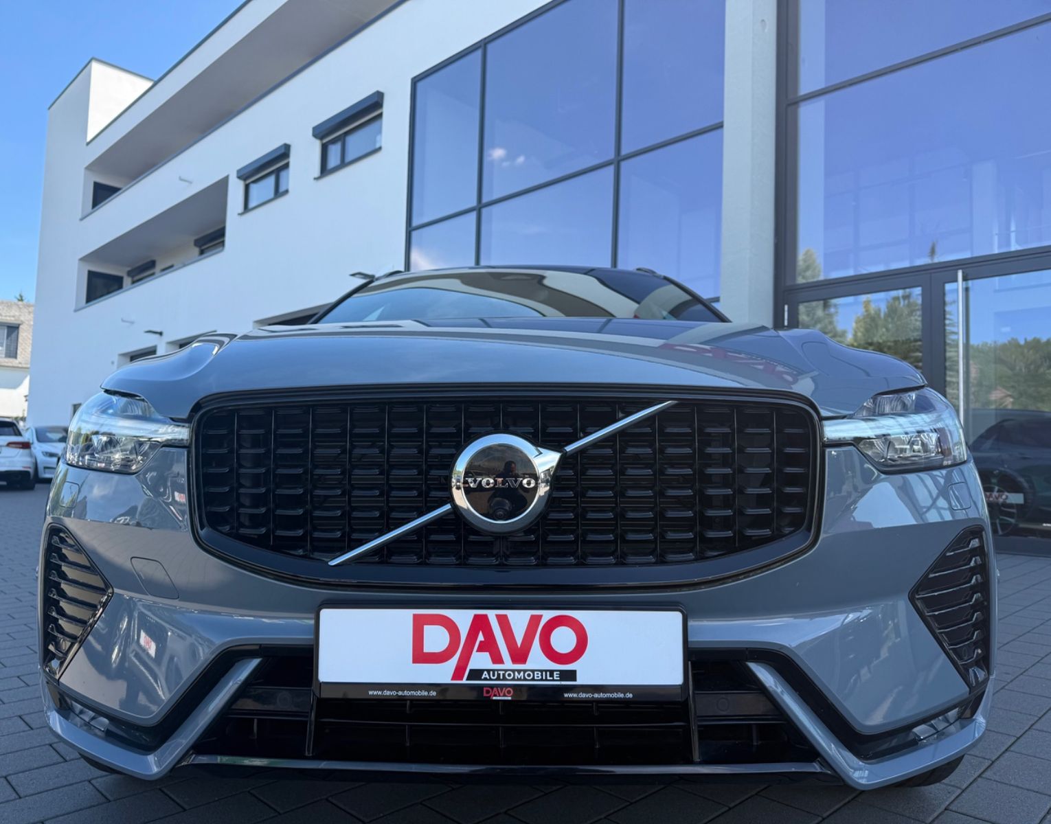 Volvo XC60 R-Design - Samsaru's Car Outlet