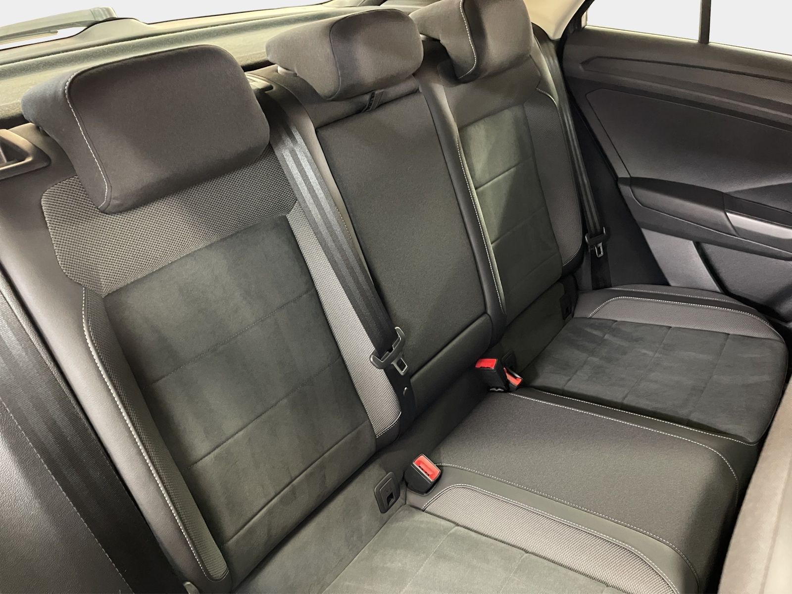 Volkswagen T-Roc 1.5 TSI Style - Samsaru's Car Outlet