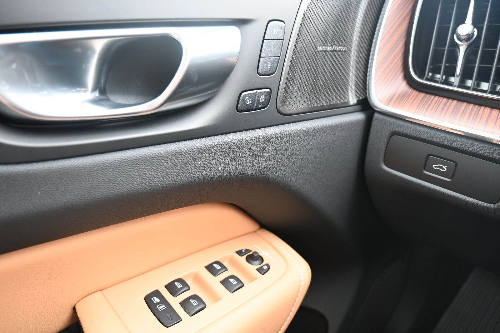 Volvo XC60 B4 D AWD Ultimate Dark*STDHZG*360°*LUFT*ACC