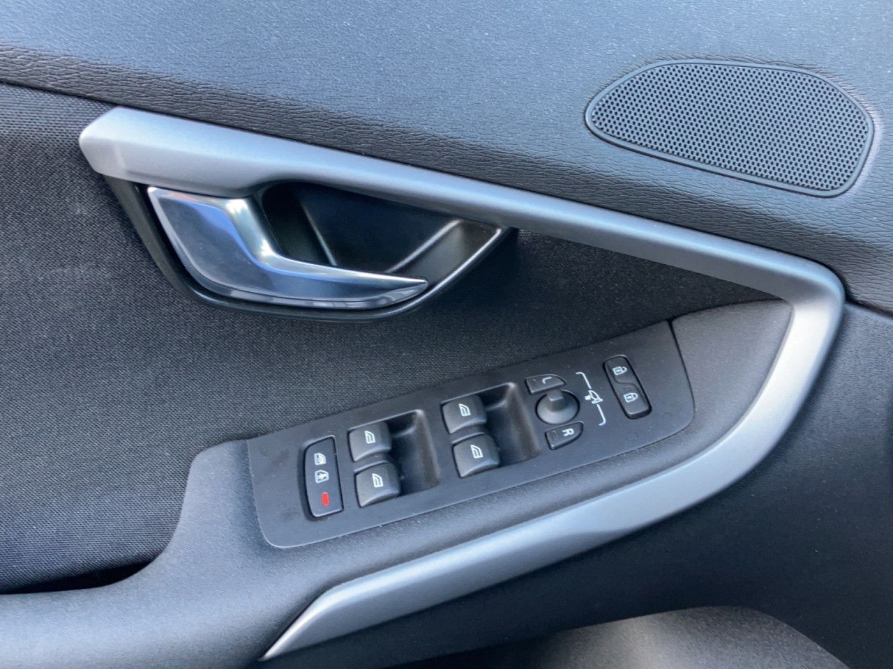 Volvo V40 T2 KINETIC NAVI KLIMAAUTOMATIK PDC Bluetooth