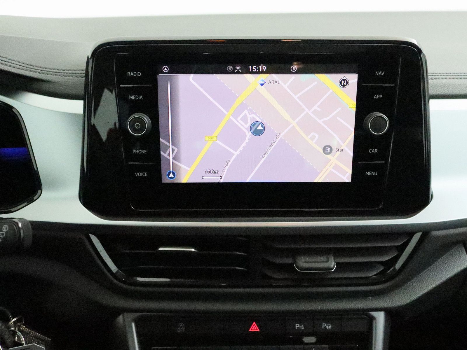 Volkswagen T-Roc 1.5 TSI Life - Samsaru's Car Outlet