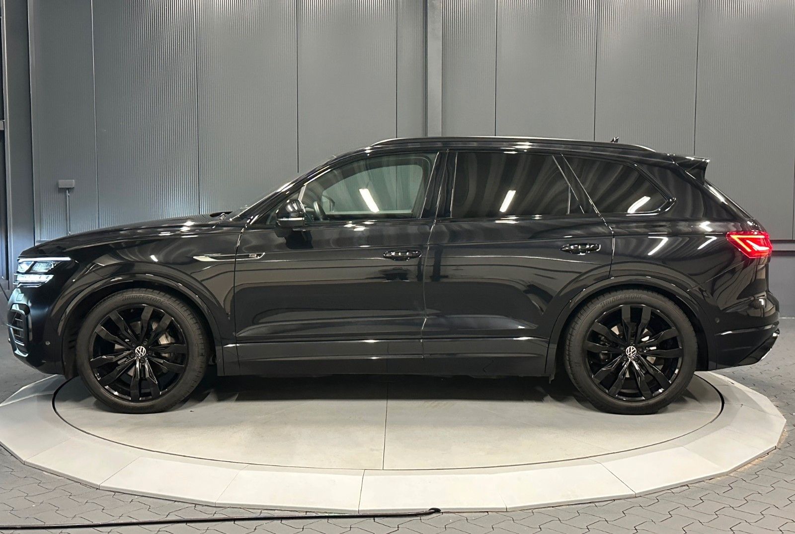 Volkswagen Touareg R-Line - Samsaru's Car Outlet