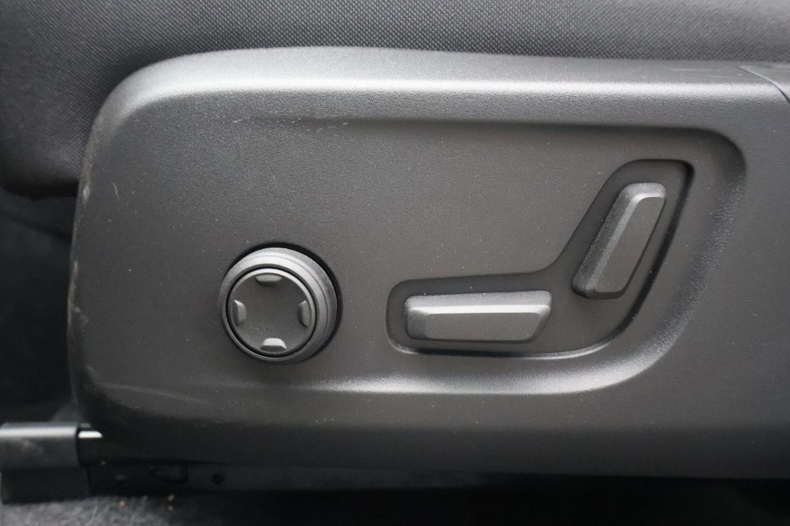 Volvo XC40 2.0 B4 Plus Dark | AHK| ACC |2WD| Beheizbar