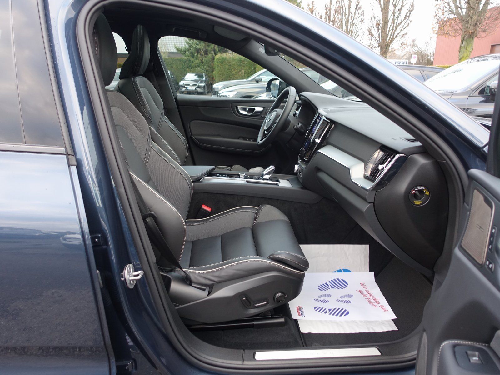 Volvo XC60 Plus B5 AWD Mild-Hybrid/Dark/FourC/AHK/H&K