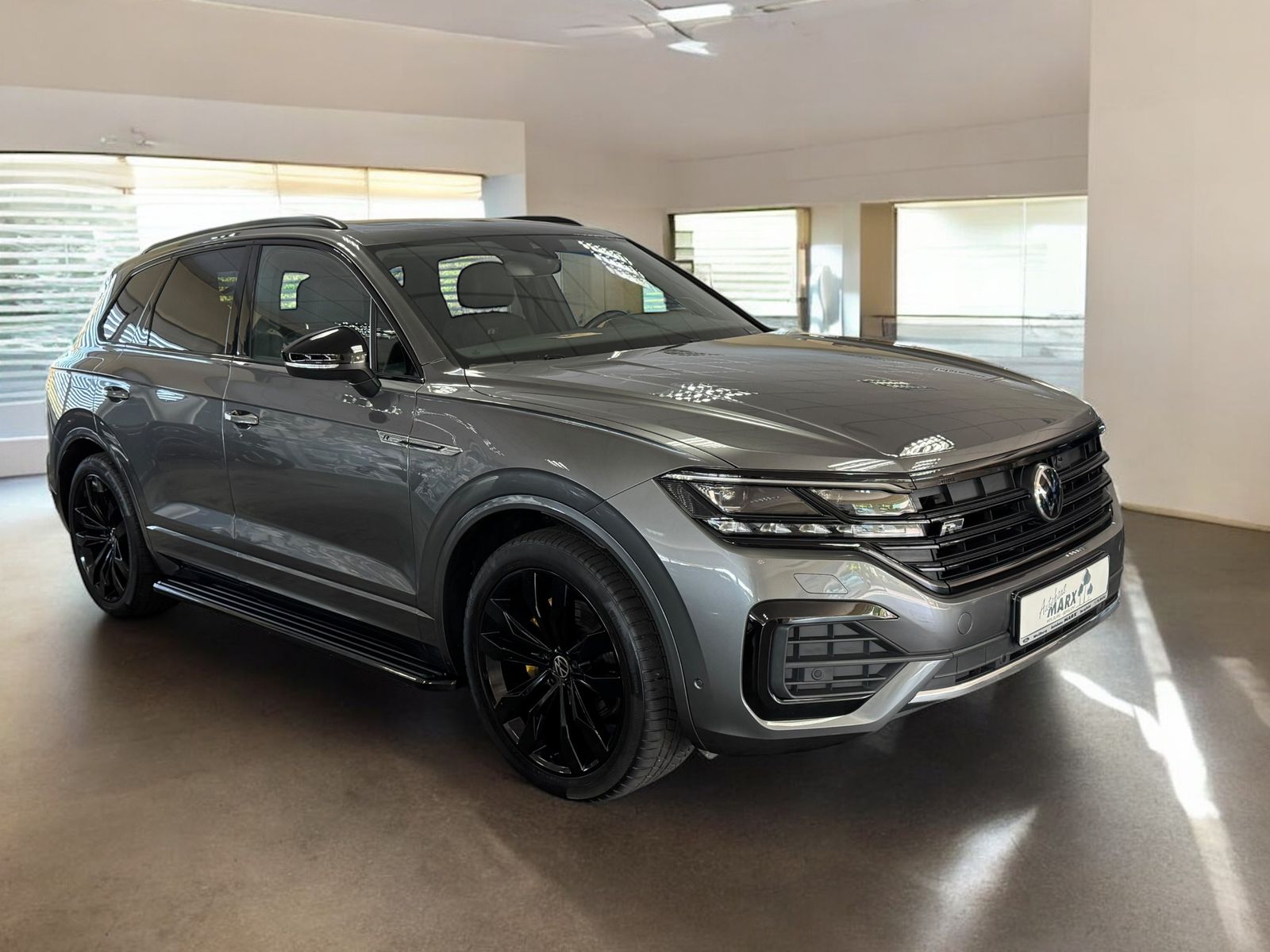 Volkswagen Touareg R-Line 4Motion - Samsaru's Car Outlet
