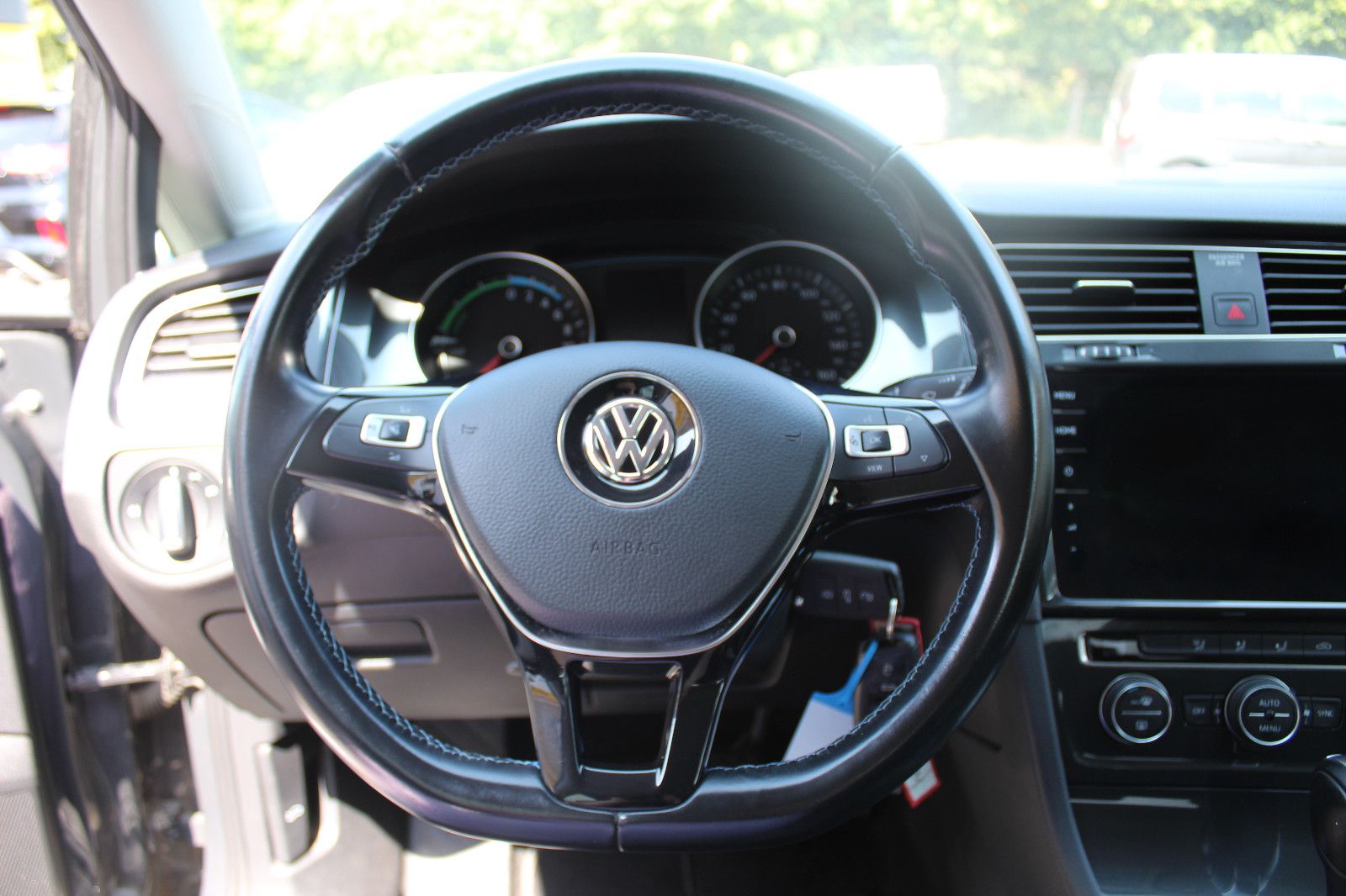 Volkswagen Golf VII e-Golf - Samsaru's Car Outlet
