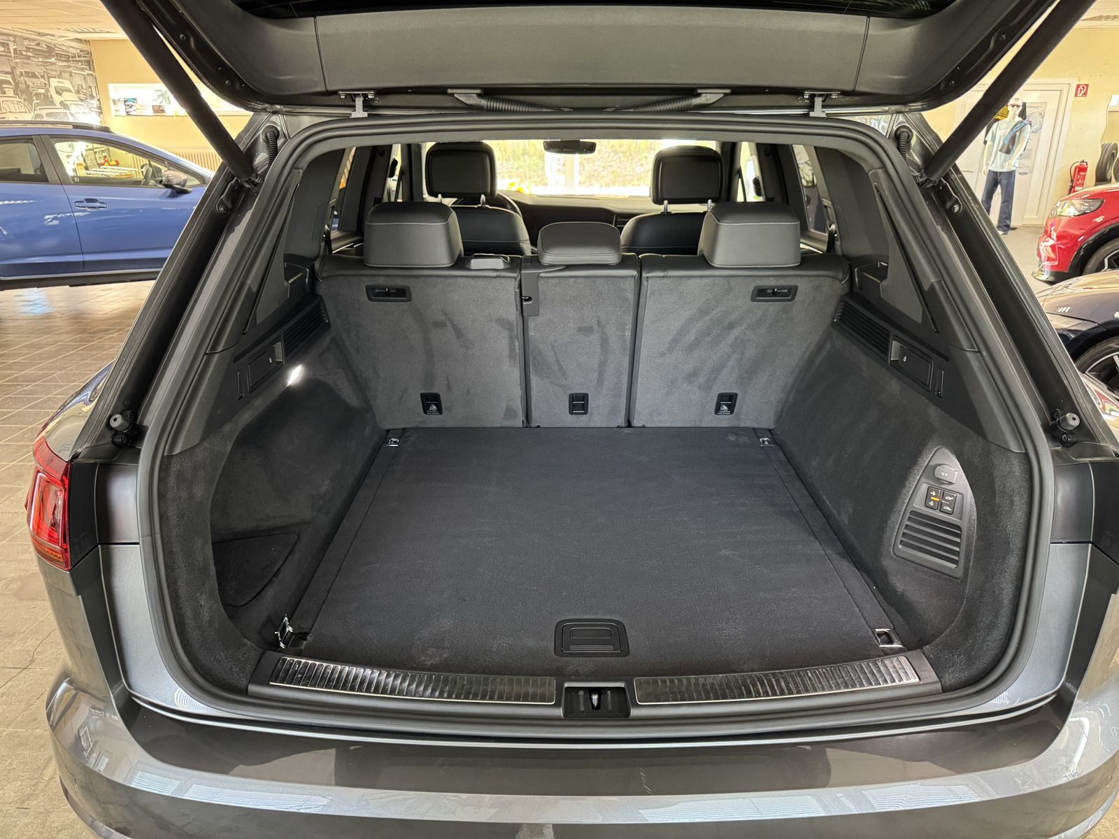 Volkswagen Touareg R-Line 4Motion - Samsaru's Car Outlet