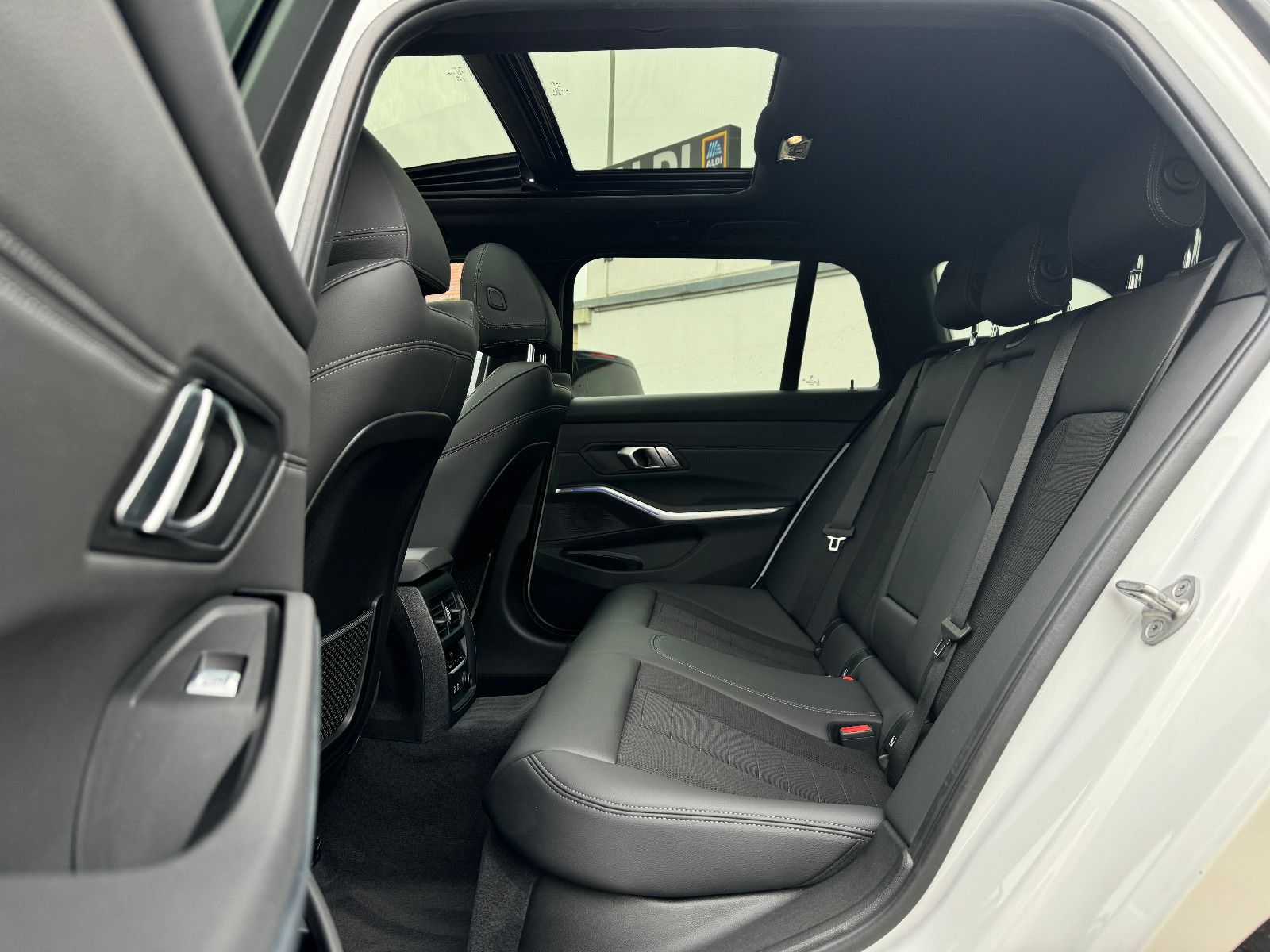 BMW 330 i xDrive Aut. - Samsaru's Car Outlet