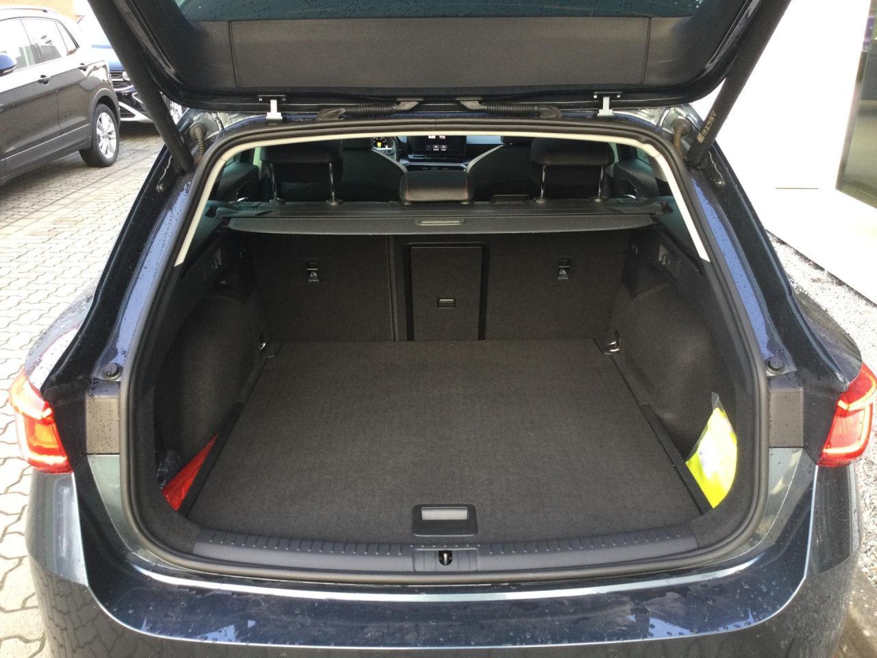 Seat Leon Sportstourer 1.5 eTSI FR AHK Pano