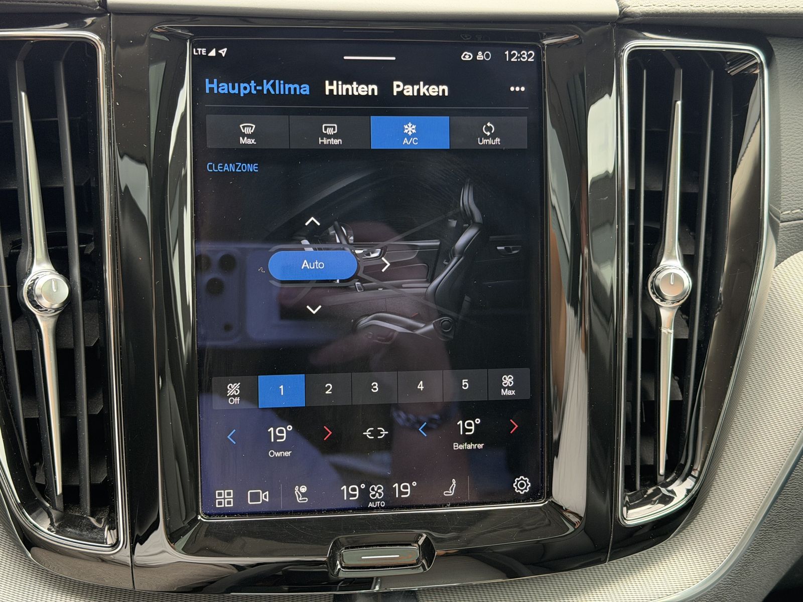 Volvo XC60 B5 D AWD Ultimate Dark ACC / PANO / RFK