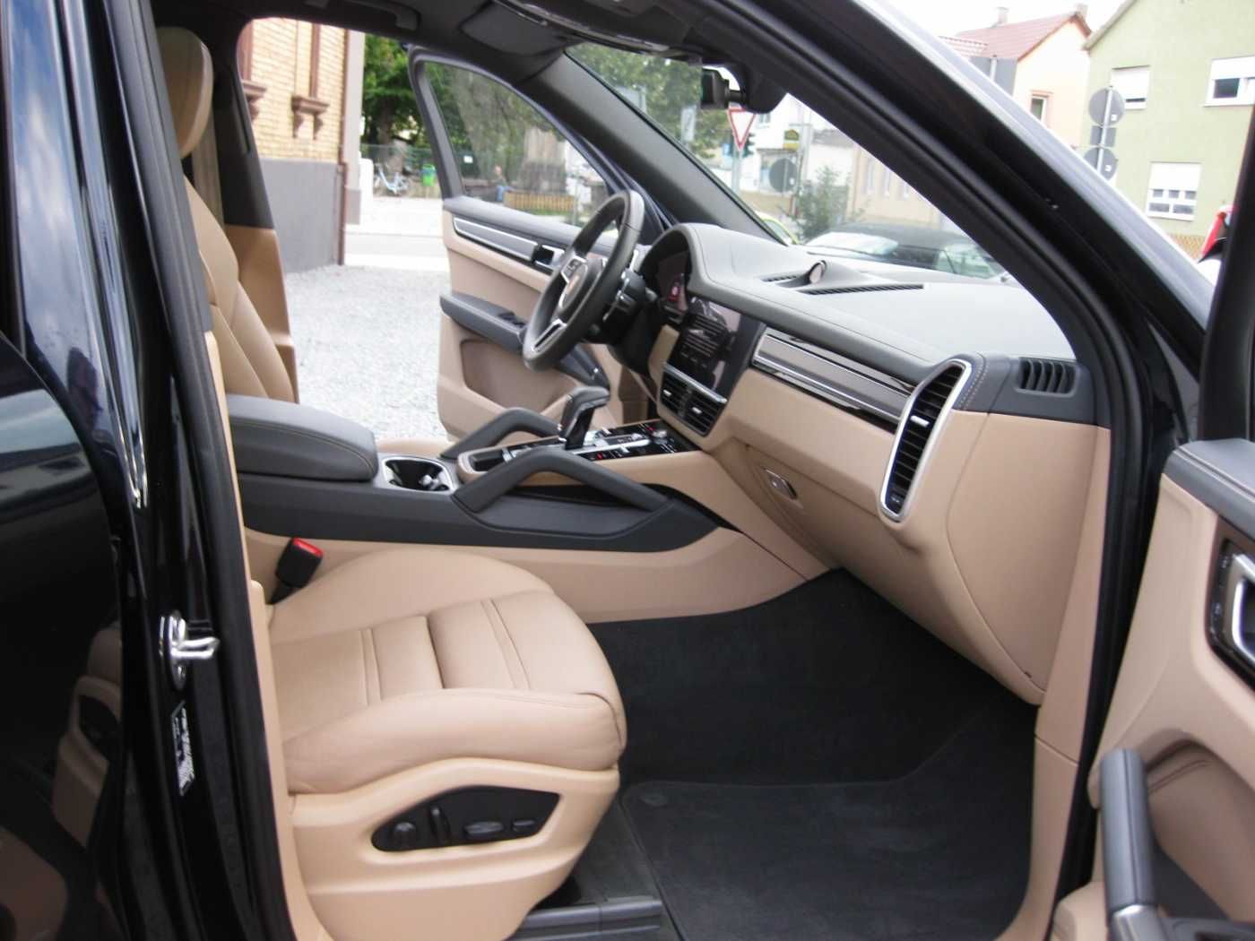Porsche Cayenne Plug-In-Hybrid Platinum Edition 1Hand