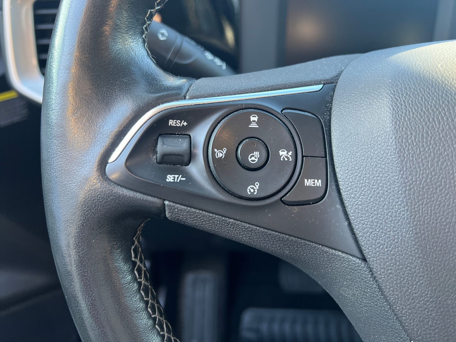 Opel Mokka-e Elegance - Samsaru's Car Outlet