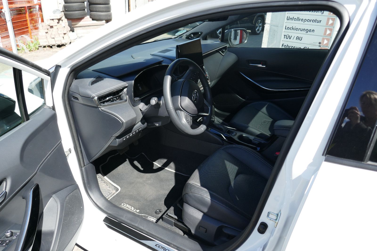 Toyota Corolla 2.0 Hybrid Lounge - Samsaru's Car Outlet