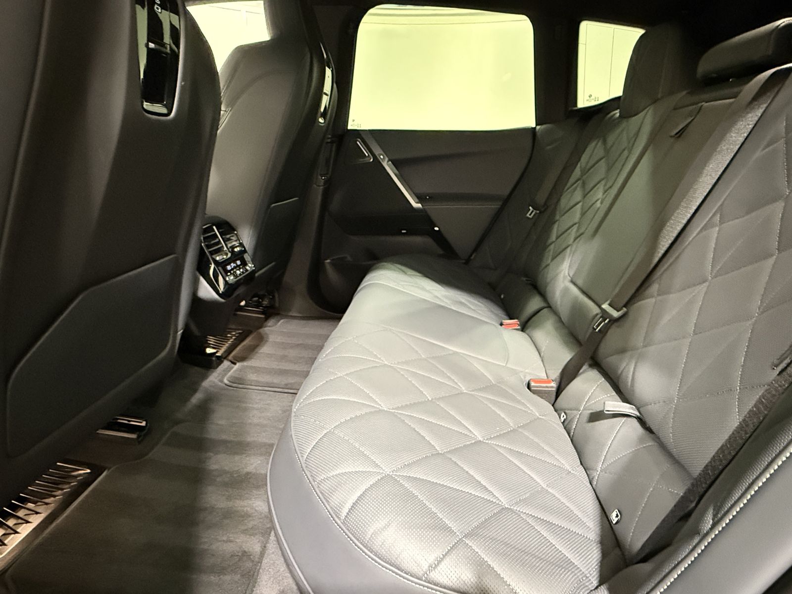BMW iX xDrive60 M Sportpaket AHK Luftfeder B&W ACC