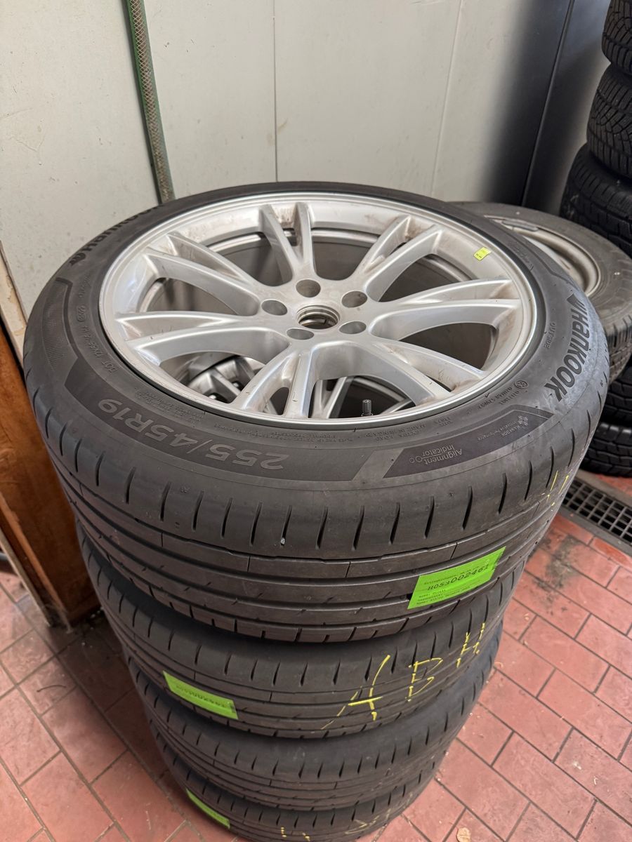 Tesla Model Y Long Range Dual AWD 8-fach bereift HW3
