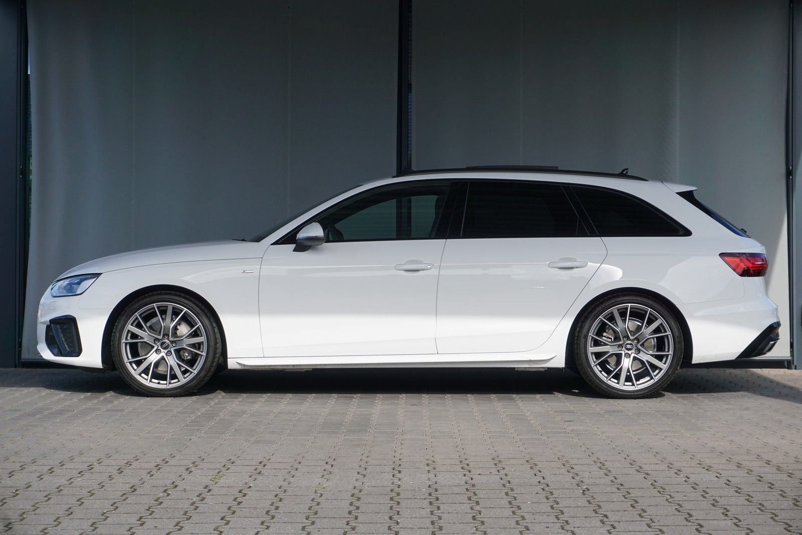 Audi A4 Avant 40 TDi S tronic S line - Samsaru's Car Outlet