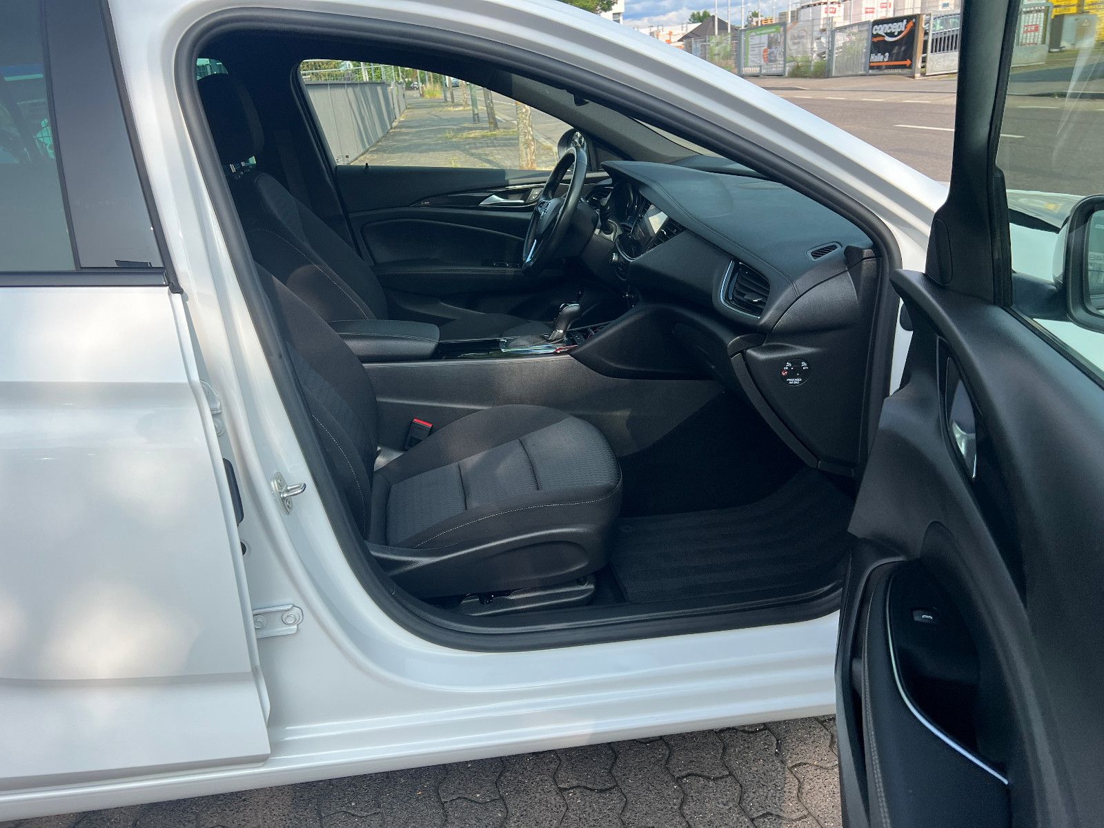 Opel Insignia B Sports Tourer Business - Samsaru's Car Outlet
