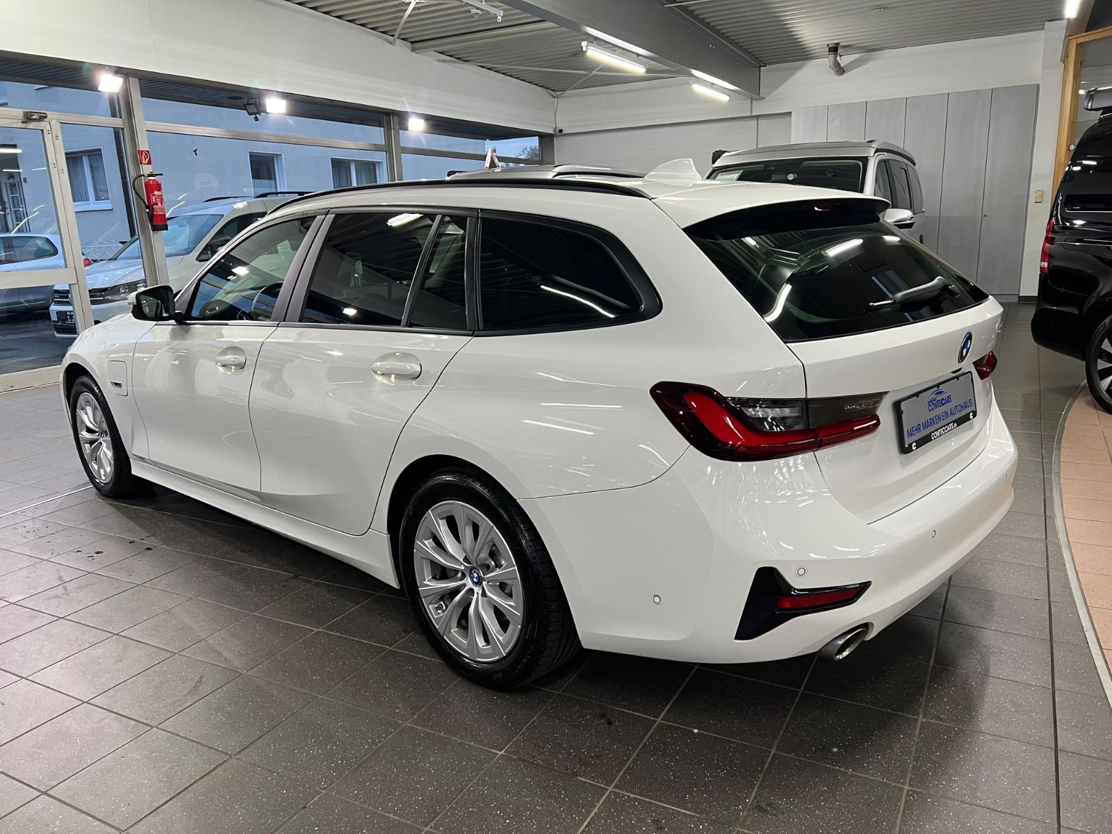 BMW 330 e Touring Advantage - Samsaru's Car Outlet