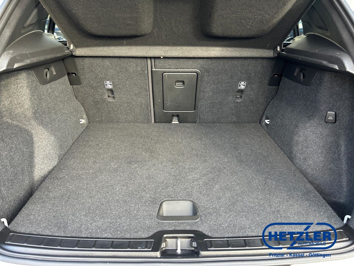 Volvo XC40 Plus Dark Recharge Plug-In Hybrid 2WD Stand