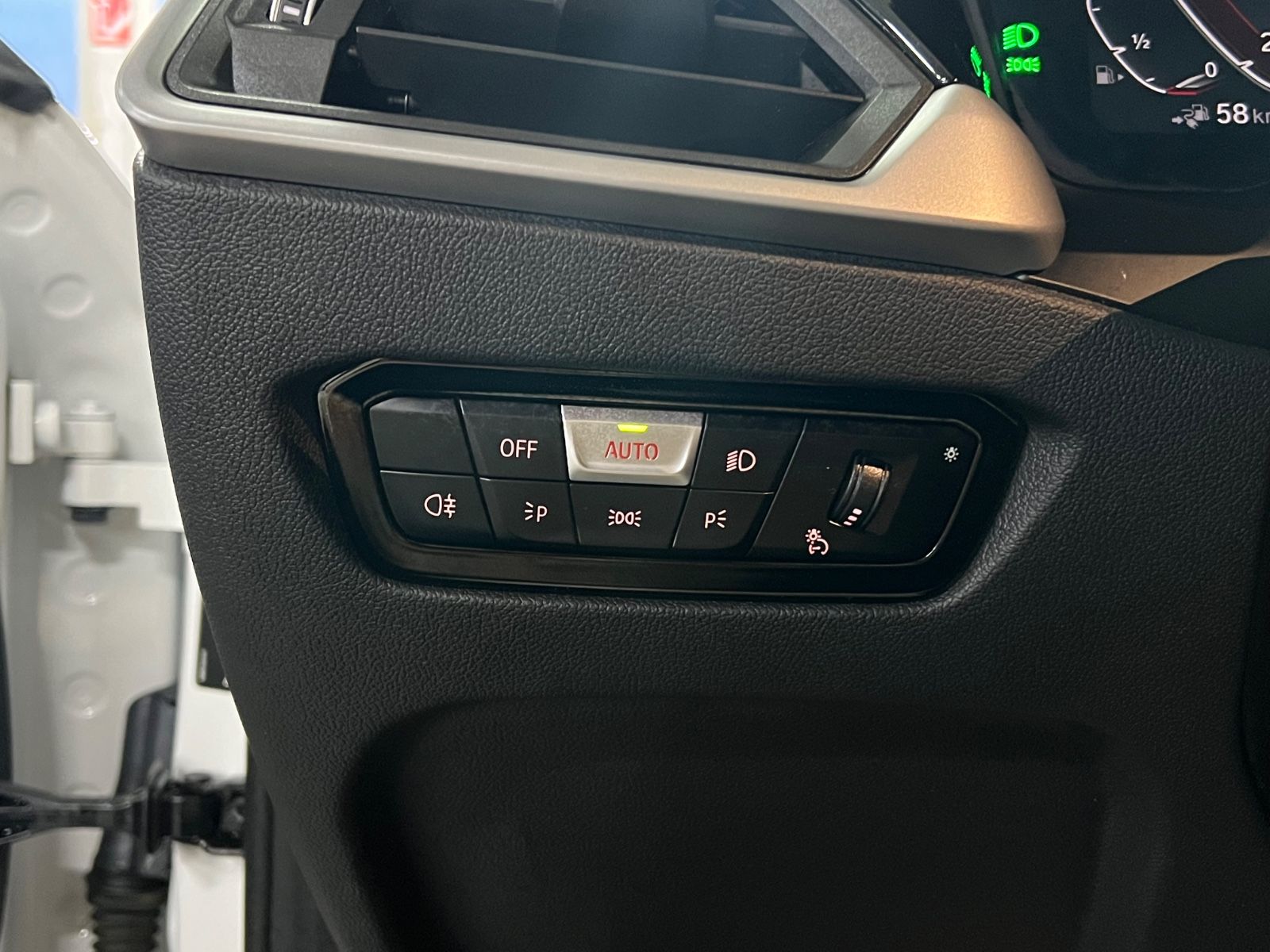 BMW 330 e Touring Advantage - Samsaru's Car Outlet