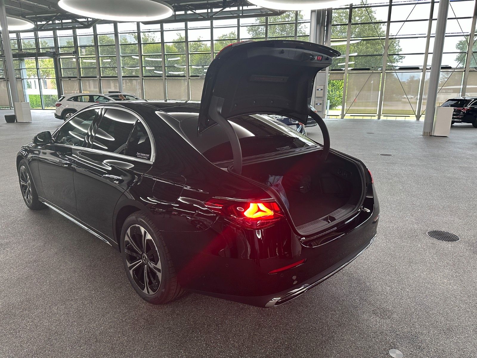 Mercedes-Benz E 300 e Exclusive Premium - Samsaru's Car Outlet