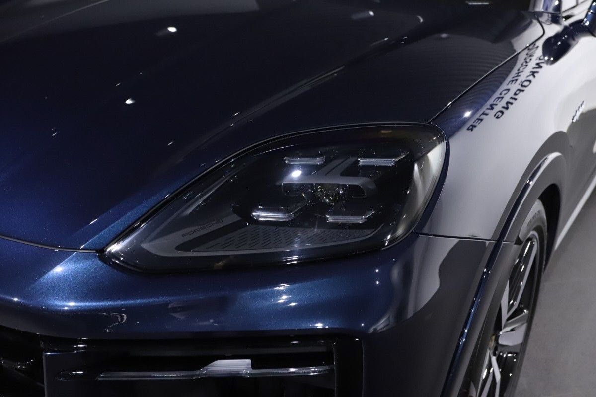 Porsche Cayenne E-Hybrid 470HP PANO 22" PASS-DISPLAY VAT