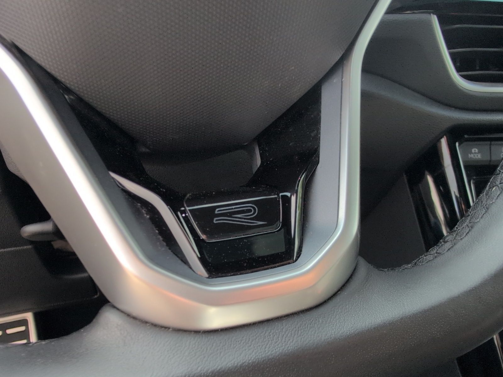 Volkswagen T-Roc R-Line 1.5 TSI - Samsaru's Car Outlet