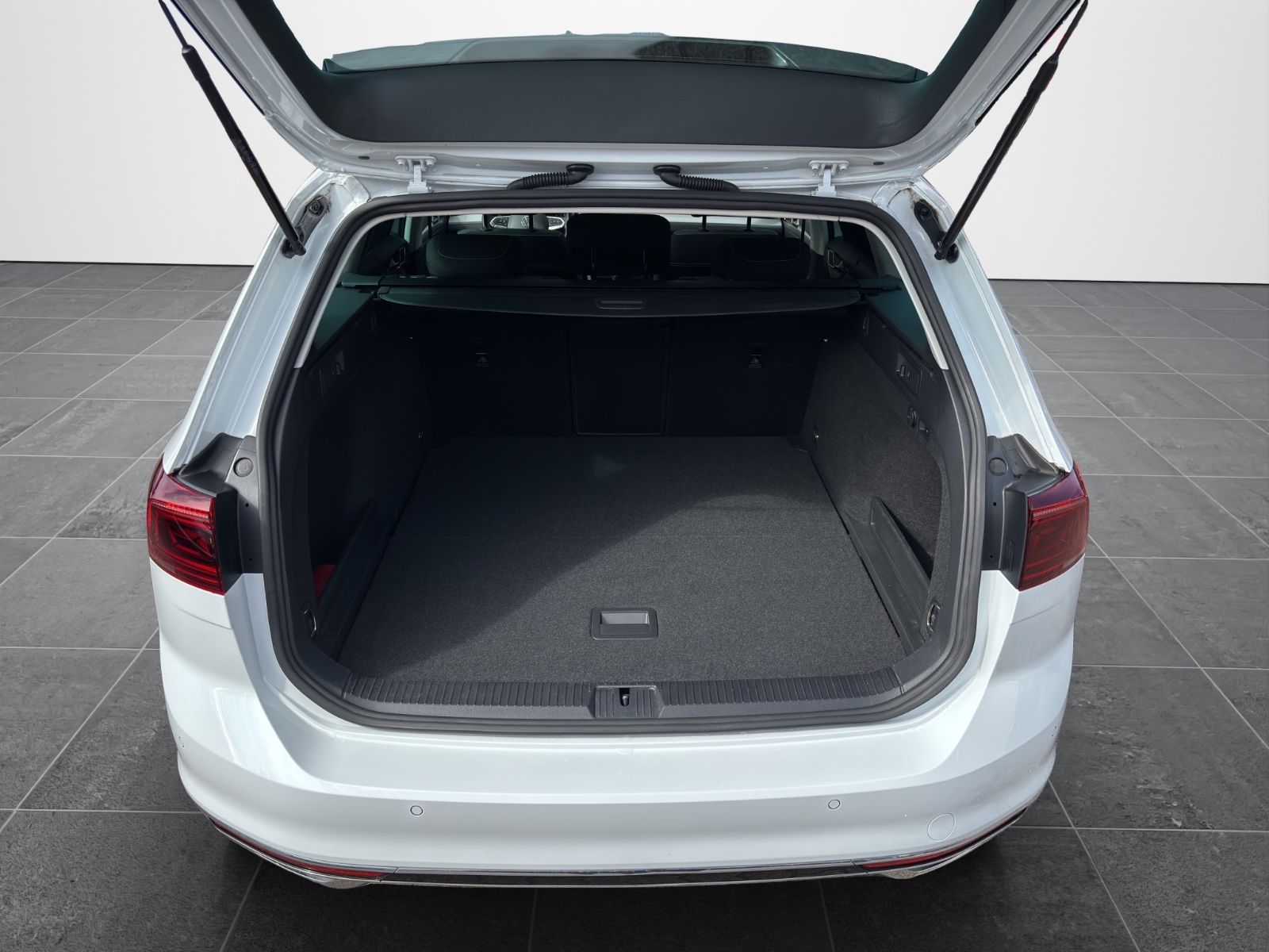 Volkswagen Passat Var. R Line - Samsaru's Car Outlet