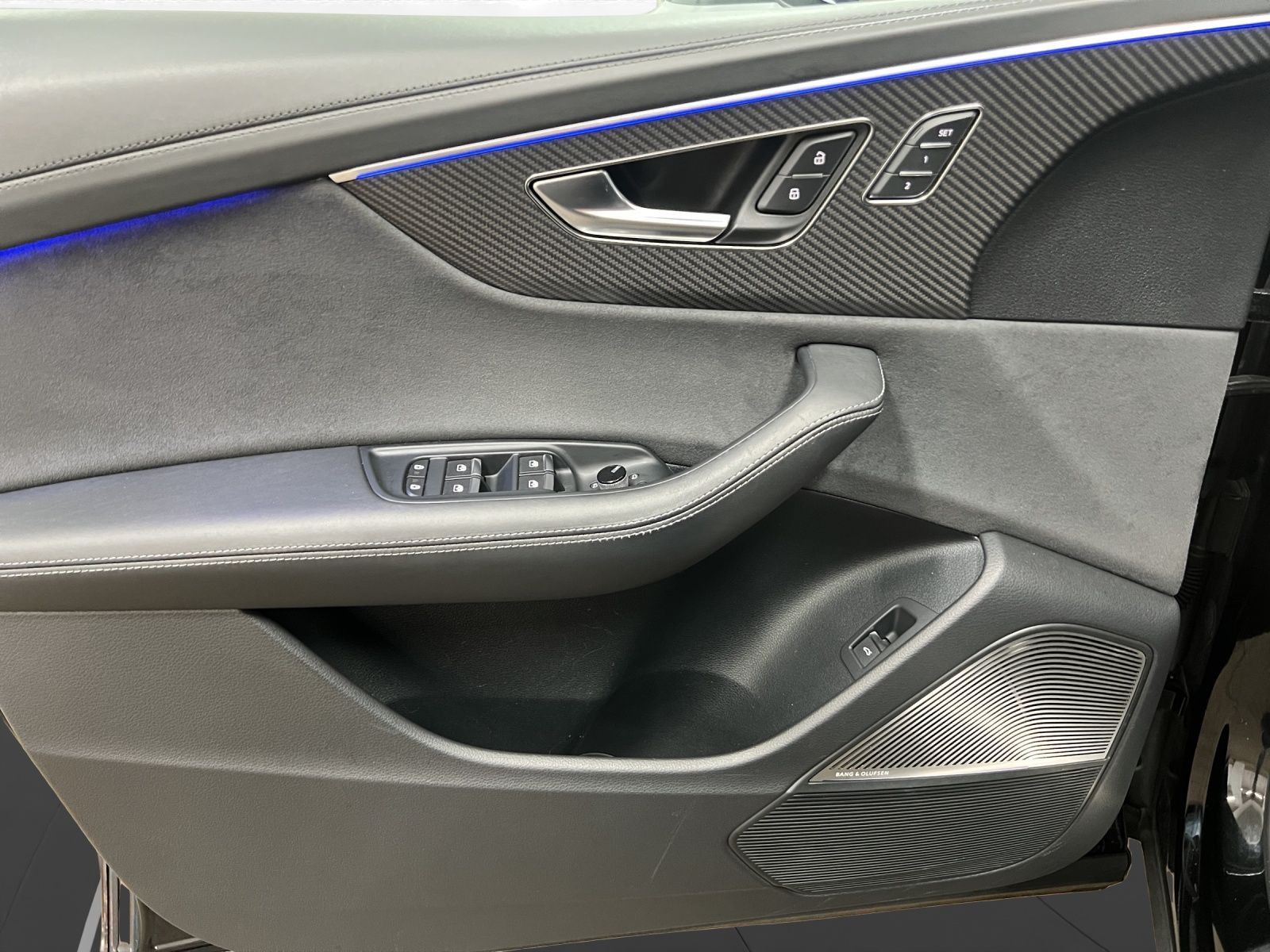 Audi RS Q8 Keramik RS-Abgas AHK Pano LM 23" B&O Raute