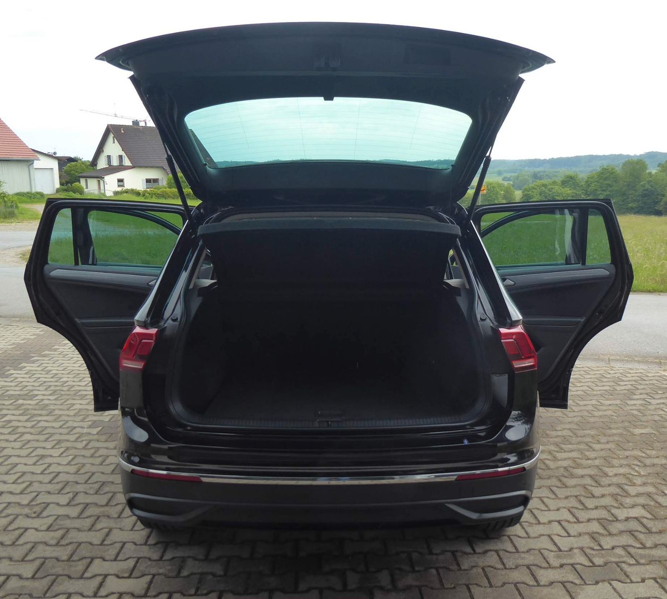 Volkswagen Tiguan Life 4Motion 2.0 TDI - Samsaru's Car Outlet