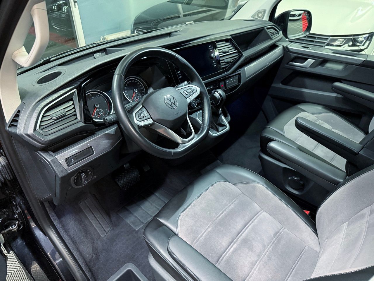 Volkswagen T6.1 Multivan 2.0 TDI DSG 4Motion - Samsaru's Car Outlet