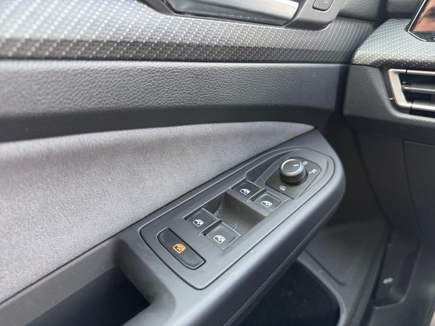 Volkswagen Golf 8 VIII R-Line 1.5 eTSI - Samsaru's Car Outlet