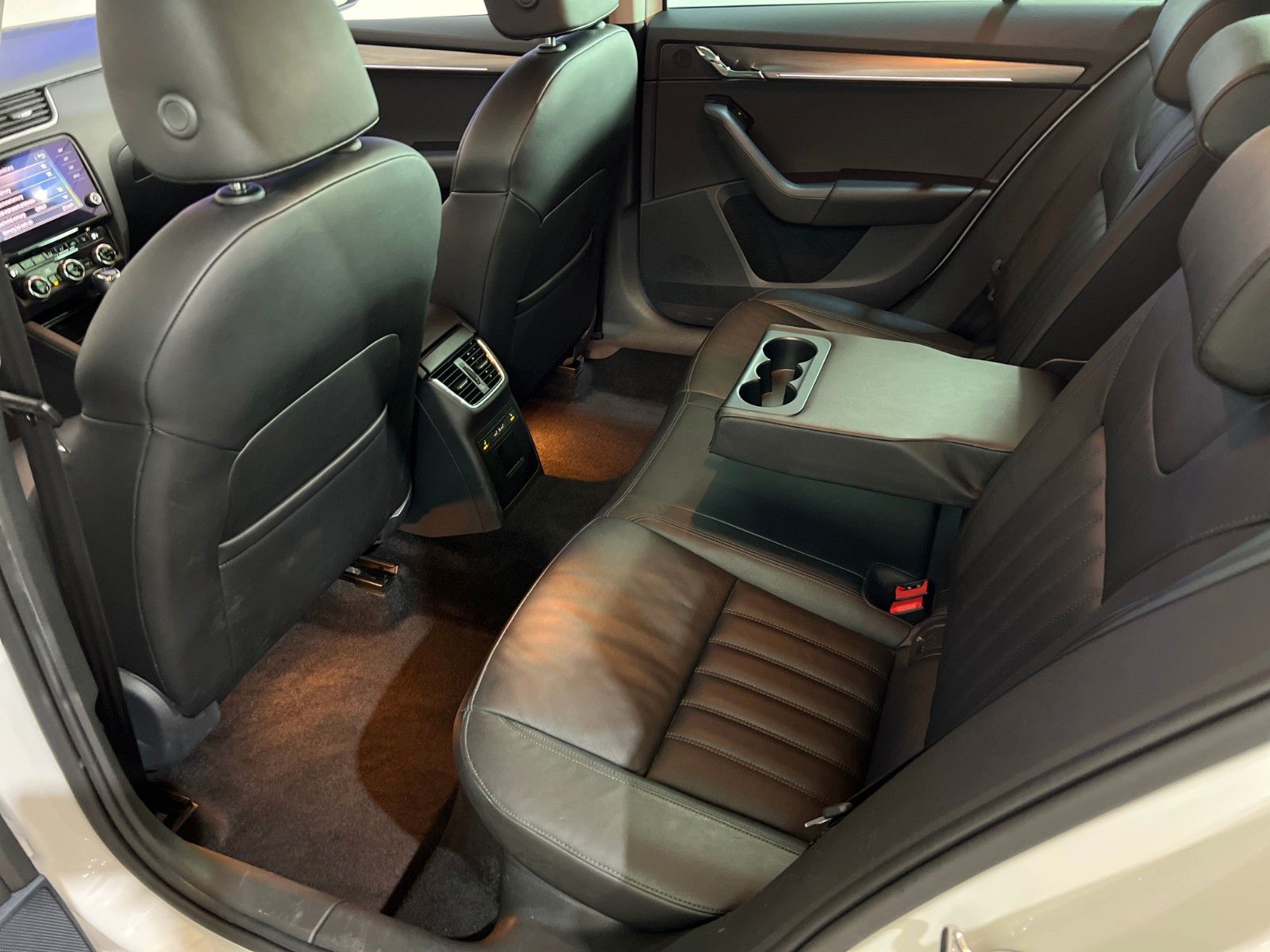 Skoda Octavia Combi Premium Edition - Samsaru's Car Outlet