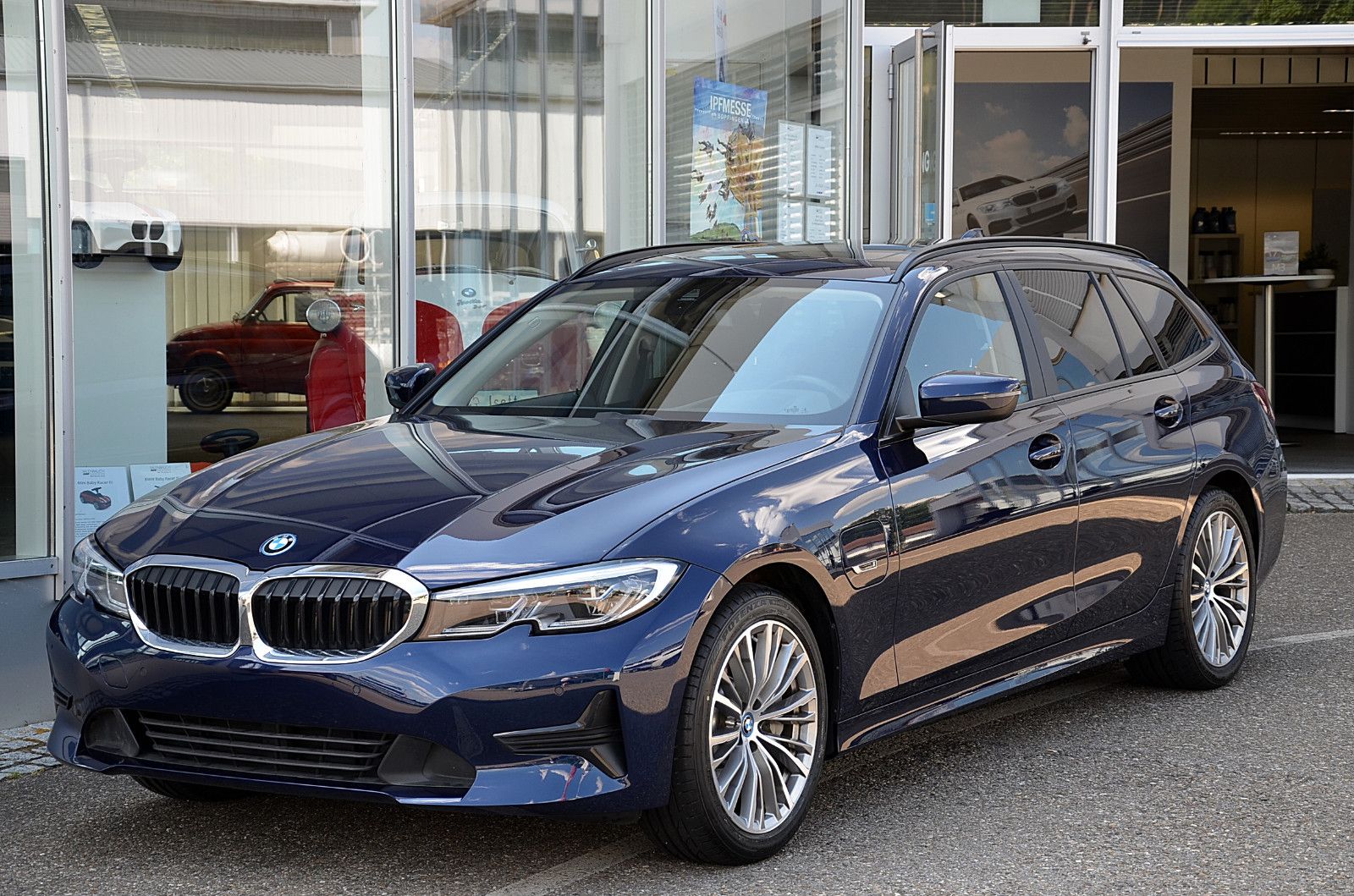 BMW 330e - Samsaru's Car Outlet