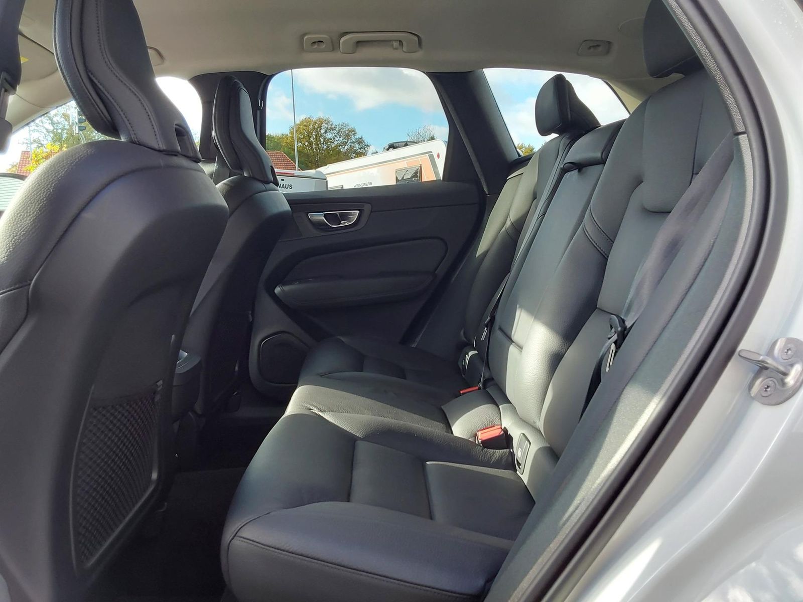 Volvo XC60 B4 D AWD Plus Dark AHK/ACC/LED/SHZ/PDC/N...